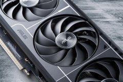 发光的霓虹灯和敞亮的反射可以或许保留完整的 